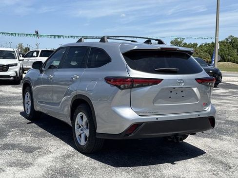 Used 2023 Toyota Highlander LE FWD image 9