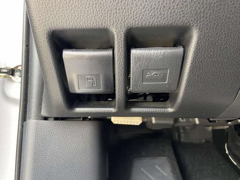 Used 2019 Toyota RAV4 XLE w/ Convenience Package FWD image 33