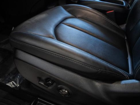 Used 2025 Chrysler Pacifica Select FWD image 38