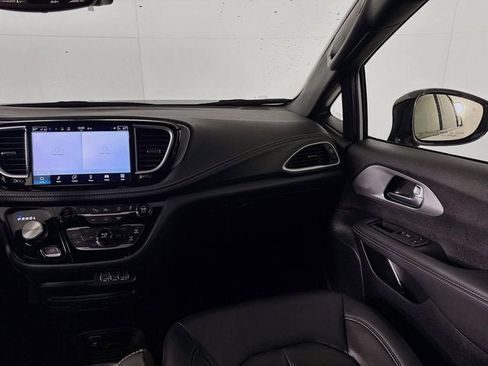 Used 2024 Chrysler Pacifica Touring-L w/ S Appearance Package image 23