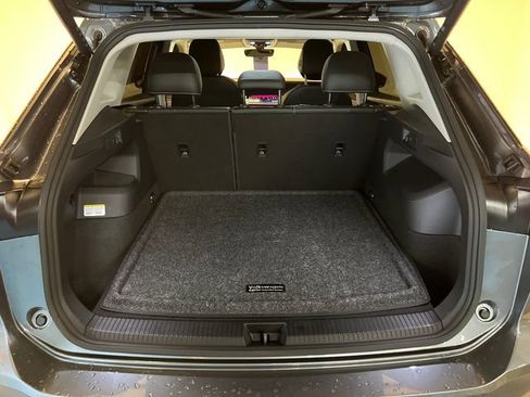 Certified 2025 Volkswagen Tiguan SE FWD image 5