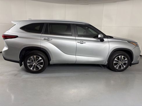 Used 2023 Toyota Highlander XLE AWD/4WD image 9
