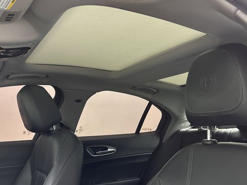 Used 2021 Alfa Romeo Giulia Sprint w/ Sun & Sound Package image 5