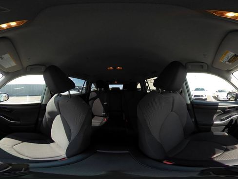 Used 2025 Toyota Highlander LE FWD image 44