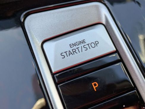 Used 2025 Volkswagen Atlas SE image 24