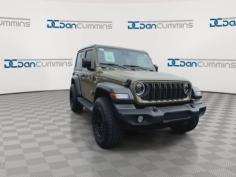 Used 2025 Jeep Wrangler Sport AWD/4WD image 2
