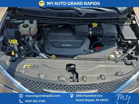 Used 2017 Chrysler Pacifica Touring FWD image 23