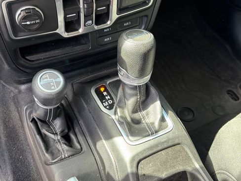 Used 2018 Jeep Wrangler Unlimited Sahara AWD/4WD image 13
