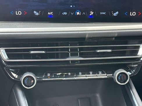 Used 2025 Chevrolet Traverse LT AWD/4WD image 24