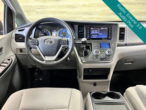 Used 2019 Toyota Sienna LE FWD image 2