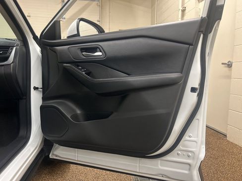 Used 2024 Nissan Rogue SV image 16