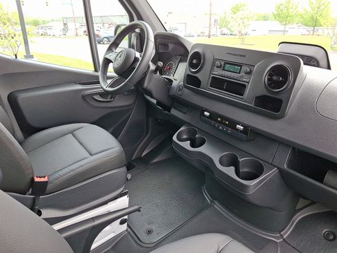 Used 2025 Mercedes-Benz Sprinter 2500 image 12