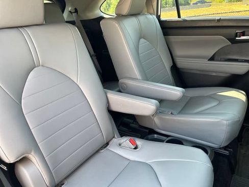 Used 2024 Toyota Highlander XLE AWD/4WD image 22