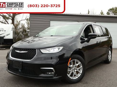 Used 2023 Chrysler Pacifica Touring-L image 1