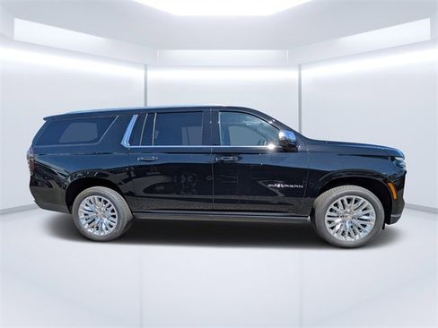 Used 2025 Chevrolet Suburban Premier image 2