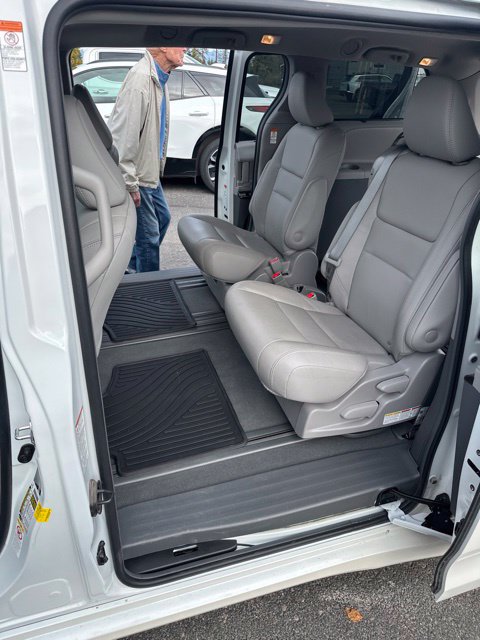 Used 2019 Toyota Sienna XLE w/ XLE Navigation Package FWD image 3