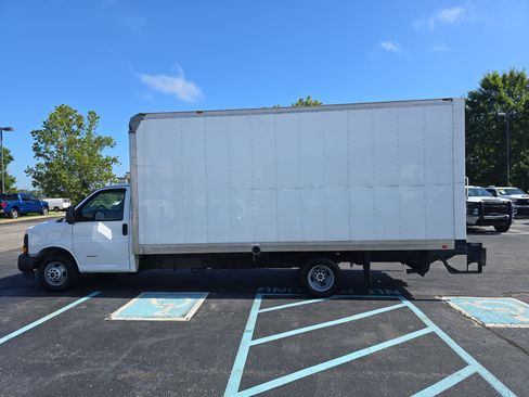 Used 2017 GMC Savana 4500 RWD image 6