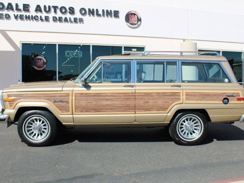 Used 1990 Jeep Grand Wagoneer image 2