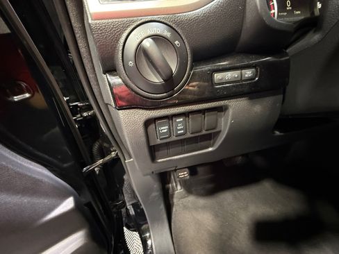 Used 2021 Nissan Titan SV w/ SV Convenience Package AWD/4WD image 12