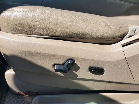 Used 2014 Chrysler Town & Country Touring FWD image 6