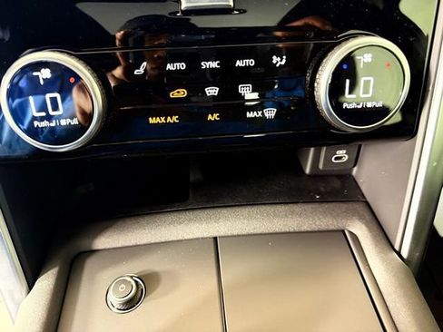 Used 2025 Land Rover Discovery Dynamic SE image 23