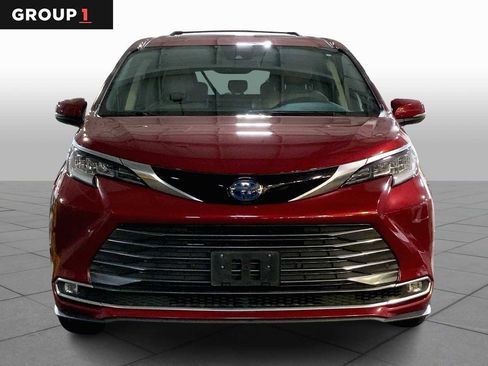 Certified 2022 Toyota Sienna Limited image 3