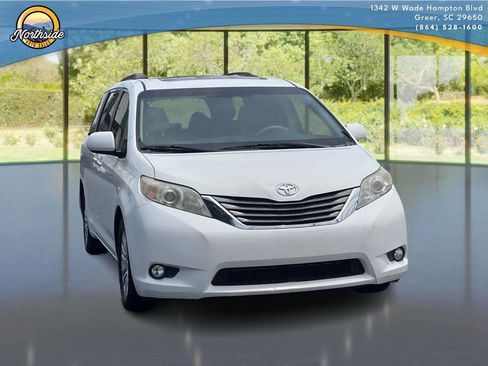 Used 2014 Toyota Sienna XLE w/ XLE Premium Package FWD image 5