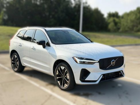 New 2026 Volvo XC60 T8 Plus w/ Climate Package AWD/4WD image 4