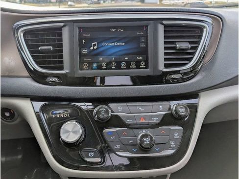 Used 2018 Chrysler Pacifica LX FWD image 22