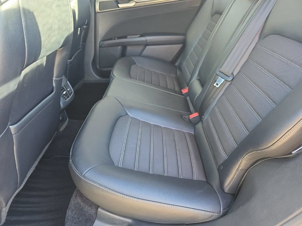 Used 2017 Ford Fusion SE w/ Equipment Group 201A FWD image 19