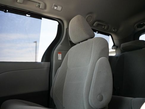Used 2018 Toyota Sienna LE image 35