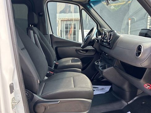 Used 2025 Mercedes-Benz Sprinter 2500 image 5