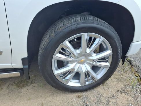 Used 2023 Chevrolet Silverado 1500 High Country w/ High Country Premium Package AWD/4WD image 9