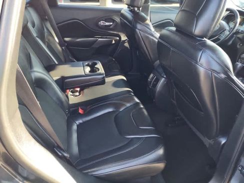 Used 2019 Jeep Cherokee Latitude Plus w/ Comfort/Convenience Group image 5