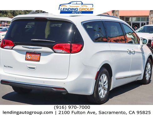 Used 2018 Chrysler Pacifica Touring-L Plus image 4