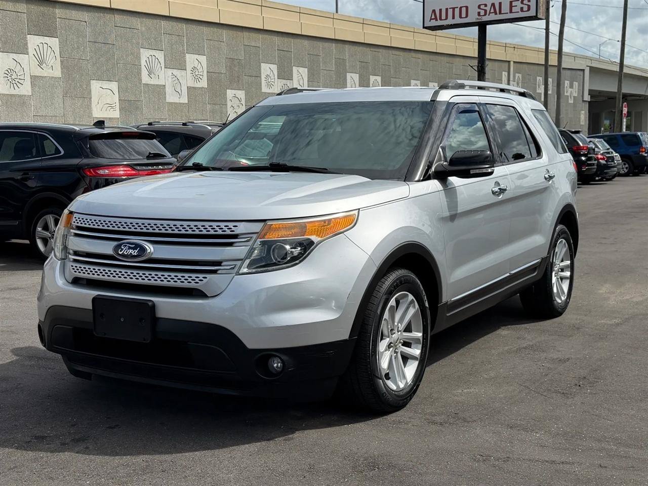 Used 2015 Ford Explorer XLT w/ Equipment Group 202B FWD image 4