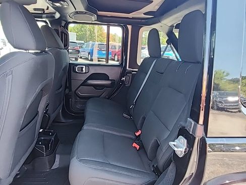 Used 2018 Jeep Wrangler Unlimited Sahara AWD/4WD image 24