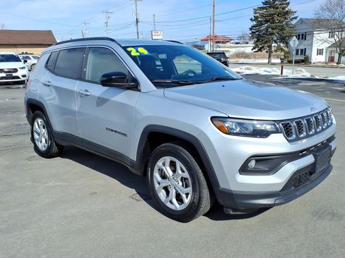 Used 2024 Jeep Compass Latitude AWD/4WD image 3