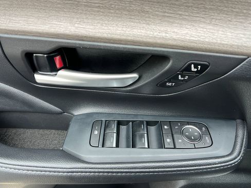 Used 2025 Toyota Grand Highlander AWD image 12