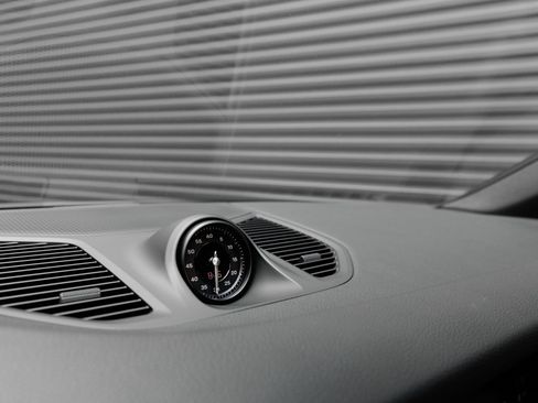 Certified 2025 Porsche Cayenne E-Hybrid Coupe AWD/4WD image 21