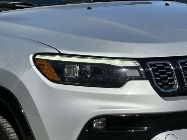 Certified 2025 Jeep Compass Limited w/ Elite Group AWD/4WD image 9