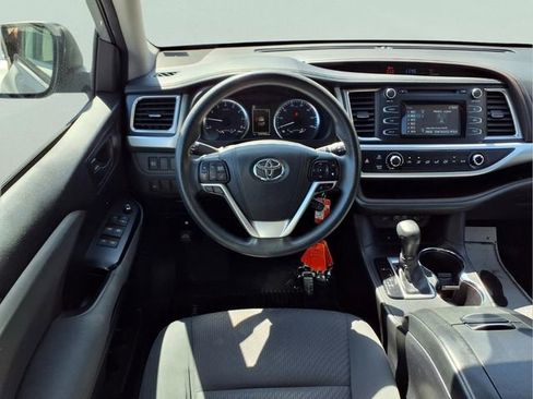 Used 2018 Toyota Highlander LE FWD image 13