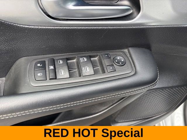 Used 2023 Chrysler Pacifica Touring FWD image 14