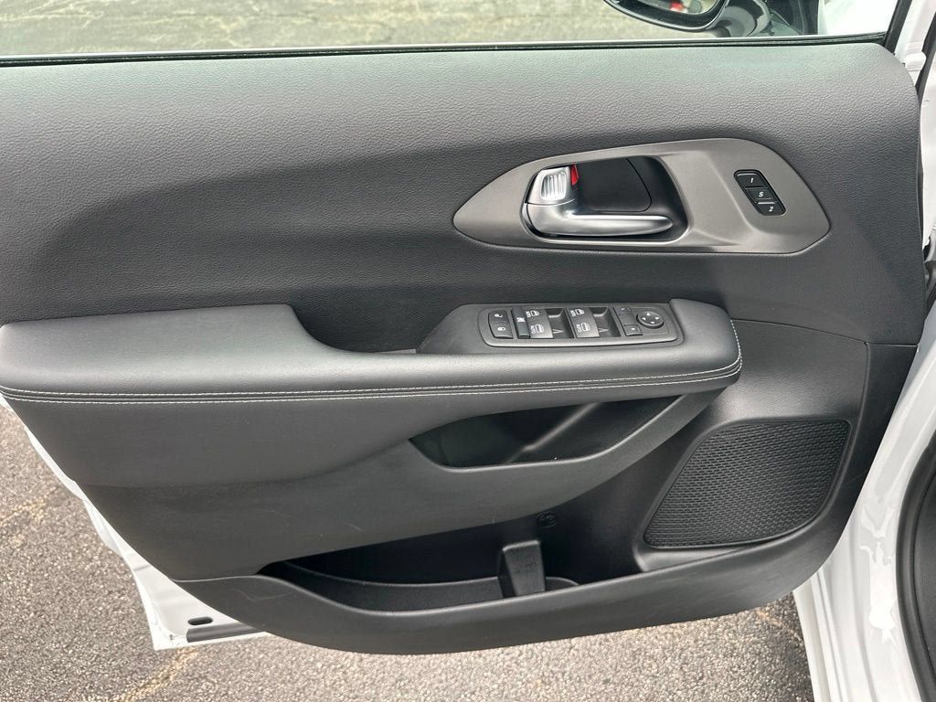 Used 2025 Chrysler Pacifica Select FWD image 15