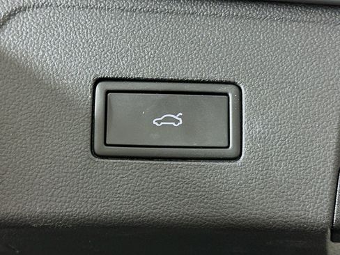 Used 2025 Volkswagen Atlas SE AWD/4WD image 31