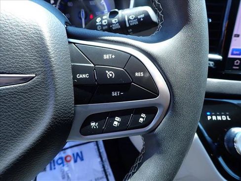 Used 2024 Chrysler Pacifica Touring-L FWD image 19