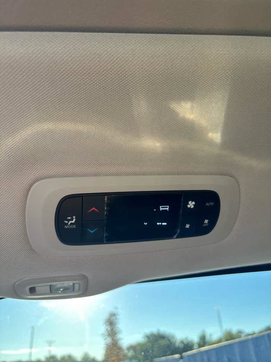 Used 2023 Chrysler Pacifica Limited FWD image 17