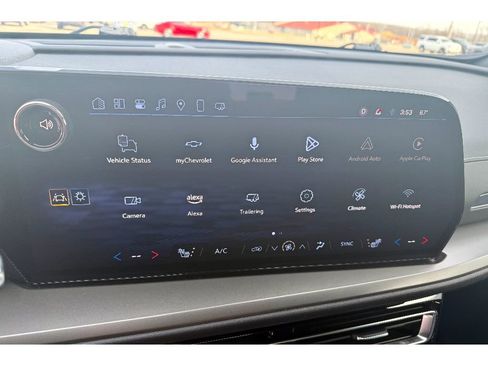 Used 2025 Chevrolet Traverse LT w/ Driver Confidence Package image 16