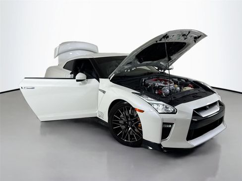 Used 2020 Nissan GT-R Premium image 40