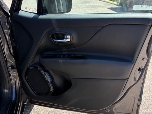 Used 2018 Jeep Renegade Altitude FWD image 15